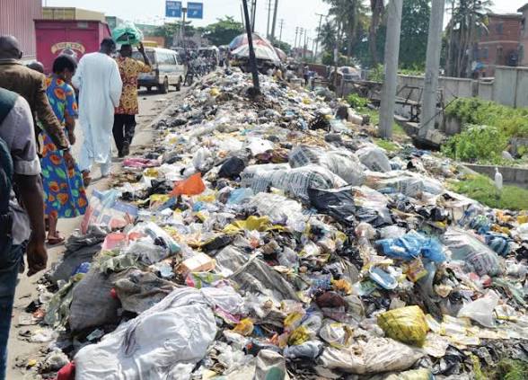 Refuse Heaps Persist on Lagos Roads Despite Sanwo-Olu’s Evacuation Order